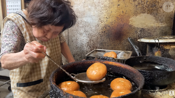 Há mais de cinco décadas, a Yaoki Bakery resiste ao tempo graças ao trabalho de Yuriko e de seu filho. Juntos, eles mantêm viva uma tradição familiar que continua atraindo centenas de clientes diariamente em Fukuoka