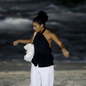 Olhar tenso! Bella Campos, a Maria de Fátima, é vista na praia de Copacabana enterrando objeto suspeito durante gravações de 'Vale Tudo'