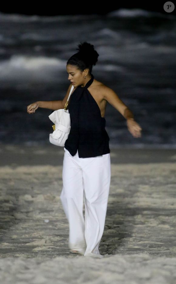 Olhar tenso! Bella Campos, a Maria de Fátima, é vista na praia de Copacabana enterrando objeto suspeito durante gravações de 'Vale Tudo'