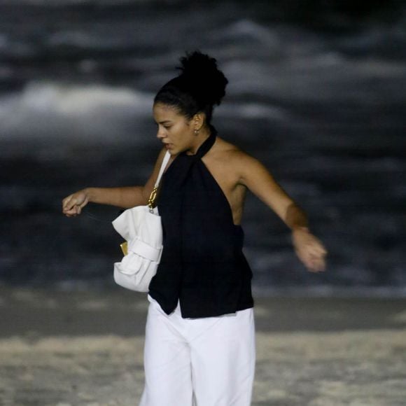 Olhar tenso! Bella Campos, a Maria de Fátima, é vista na praia de Copacabana enterrando objeto suspeito durante gravações de 'Vale Tudo'