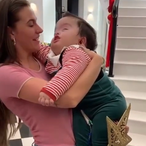 'Do ideal ao essencial': Nora de Ratinho comove ao refletir sobre os desafios e aprendizados da maternidade atípica