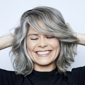 Assumir os cabelos grisalhos ou completamente brancos é uma escolha estética que pode revelar muito sobre sua personalidade