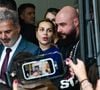 Após a prisão, Deolane Bezerra deixou a sede da Polícia Civil em meio a tumulto, presença da imprensa e curiosos. As imagens rapidamente viralizaram nas redes sociais e movimentaram os bastidores do mundo dos famosos