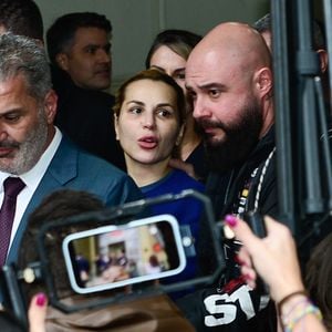 Após a prisão, Deolane Bezerra deixou a sede da Polícia Civil em meio a tumulto, presença da imprensa e curiosos. As imagens rapidamente viralizaram nas redes sociais e movimentaram os bastidores do mundo dos famosos