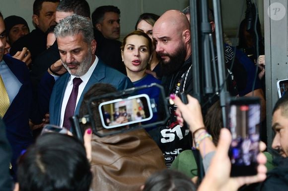 Após a prisão, Deolane Bezerra deixou a sede da Polícia Civil em meio a tumulto, presença da imprensa e curiosos. As imagens rapidamente viralizaram nas redes sociais e movimentaram os bastidores do mundo dos famosos