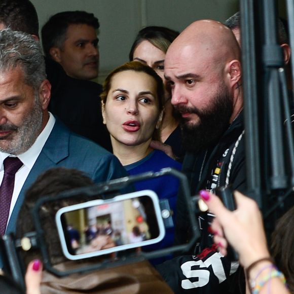 Após a prisão, Deolane Bezerra deixou a sede da Polícia Civil em meio a tumulto, presença da imprensa e curiosos. As imagens rapidamente viralizaram nas redes sociais e movimentaram os bastidores do mundo dos famosos