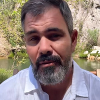 'Só posso agradecer a todo mundo': Juliano Cazarré, de 'Três Graças', debocha após ser massacrado por famosos por evento de 'homens fortes'