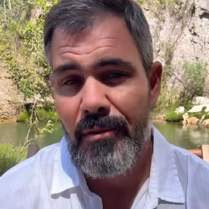 'Só posso agradecer a todo mundo': Juliano Cazarré, de 'Três Graças', debocha após ser massacrado por famosos por evento de 'homens fortes'