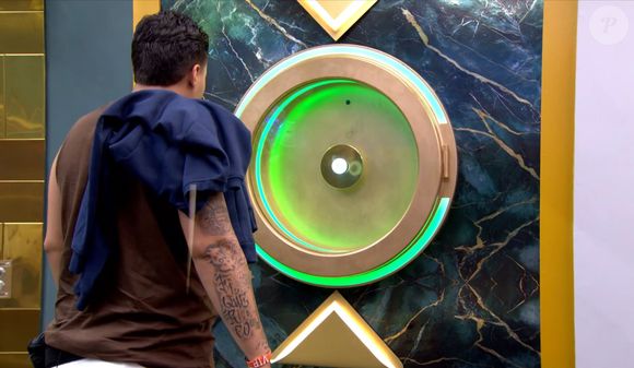 Após assediar Jordana - e ouvir a sister contar para outros participantes - Pedro foi direto até o botão da eliminação