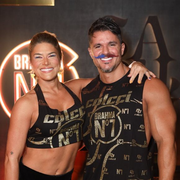 De shortinho preto e um cropped da mesma cor – um abadá personalizado do camarote –, ela exibiu um corpo muitíssimo definido ao lado do marido, o ator Bruno Lopes.