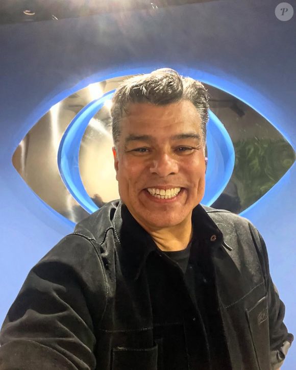 Além das questões de saúde, o ator também comentou com bom humor sobre sua recente harmonização facial. Ao ver imagens de antes e depois do procedimento, brincou. “Olha lá! Derrubado!”, disse entre risos. Em seguida, completou: “Agora estou espetacular. Fiz só para tirar aquele ar de cansaço”.