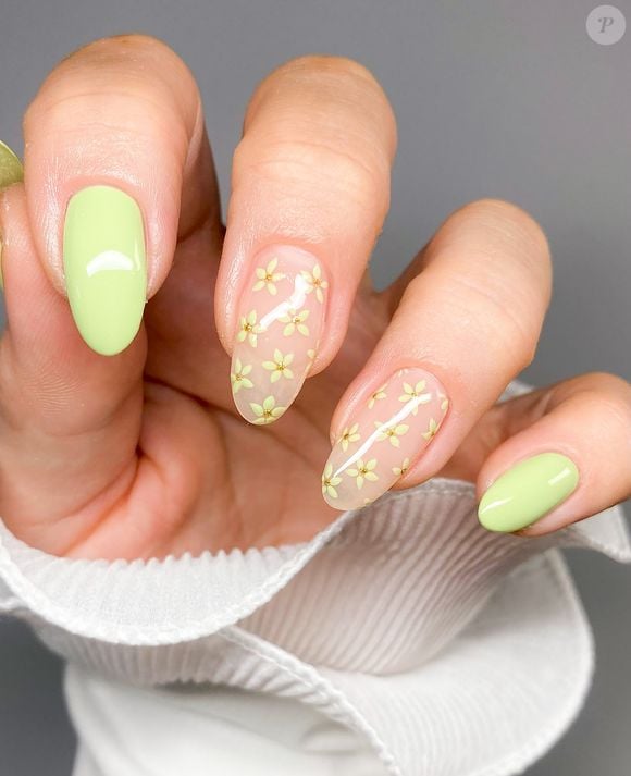 O esmalte verde em tom de matcha fica descontraído e elegante