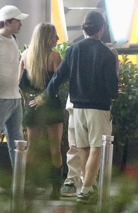 Musa do Carnaval 2026 do Salgueiro, Bruna Griphao pareceu ganhar 'mão boba' do namorado, Yam Vieira, ao deixar shopping do Rio ao lado de amigos do casal