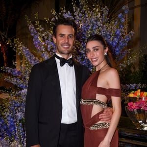 Com Alexandre Negrão, Elisa Zarzur apostou em um vestido com recortes