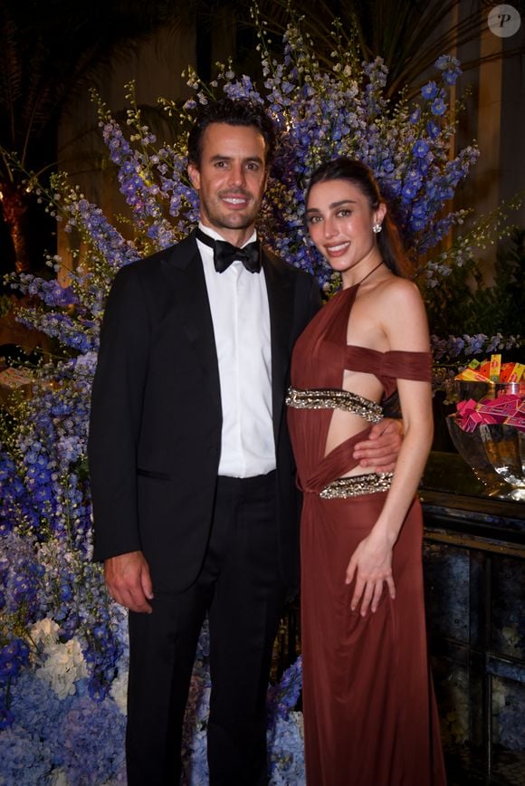 Com Alexandre Negrão, Elisa Zarzur apostou em um vestido com recortes