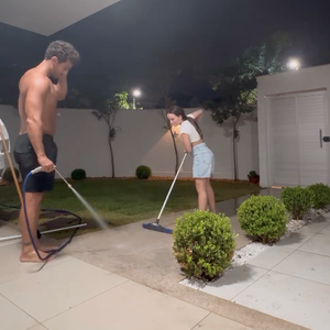 Mesmo sabendo que esses insetos são inofensivos, muitos de nós temos tanta fobia deles que não conseguimos nem chegar perto para tentar tirá-los de casa ilesos, e também não gostamos de esmagá-los.