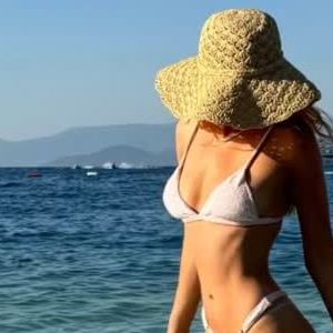 Este outro biquíni neutro com chapéu também está entre os queridinhos de Marina Ruy Barbosa