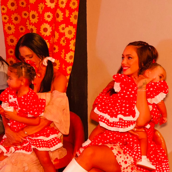 Bruna Biancardi completou o look de festa junina com botas brancas de cano alto e vestido vermelho de inspiração caipira