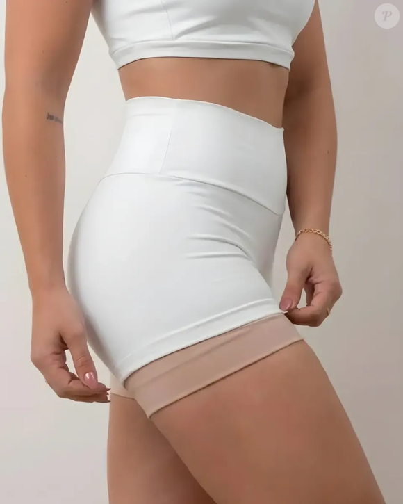 Para treinar ou montar um look fitness fora da academia, o conjunto branco de R$ 54,90 do Mercado Livre aposta em uma combinação básica que ganha outra cara quando usada com o tênis verde-claro da New Balance