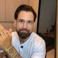 Brigido, da Casa de Vidro do ‘BBB 26’, diz que demitiu a própria mãe e web se choca: ‘Imagina o que ele vai fazer para vencer’