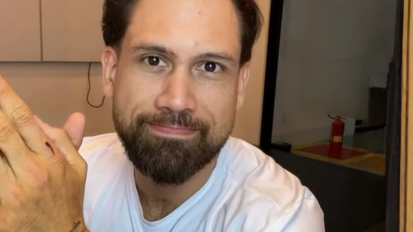 Brigido, da Casa de Vidro do ‘BBB 26’, diz que demitiu a própria mãe e web se choca: ‘Imagina o que ele vai fazer para vencer’