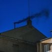 Como é feita a fumaça do Conclave? Poucos sabem, mas eleição do substituto de Papa Francisco envolve item usado para matar insetos no resultado