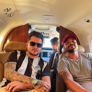 Fred e Fabrício são conhecidos como a "dupla de quatro vozes". O apelido se deu porque eles revezam entre a primeira e segunda voz em suas músicas