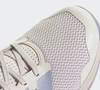 O tênis Dropset Base, da Adidas, foi desenvolvido para exercícios de força, segundo a descrição da marca. O modelo apresenta antepé largo, construção baixa em relação ao solo e solado com padrão multidirecional, características pensadas para proporcionar estabilidade e controle durante movimentos explosivos e levantamentos pesados