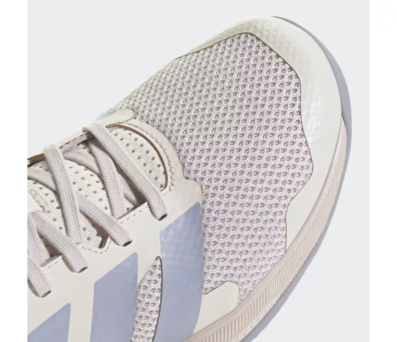O tênis Dropset Base, da Adidas, foi desenvolvido para exercícios de força, segundo a descrição da marca. O modelo apresenta antepé largo, construção baixa em relação ao solo e solado com padrão multidirecional, características pensadas para proporcionar estabilidade e controle durante movimentos explosivos e levantamentos pesados