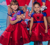 Maria Flor apareceu na comemoração usando um vestido vermelho rodado, com detalhes cintilantes e elementos azuis na gola e nas mangas enquanto o visual de Maria Flor foi finalizado com um laço azul no cabelo, mantendo a combinação de cores da decoração da festa