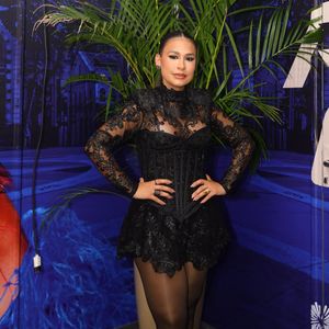 Look de Simone Mendes traz mangas longas transparentes de renda, gola alta e detalhes bordados, que conferiram um ar gótico à produção