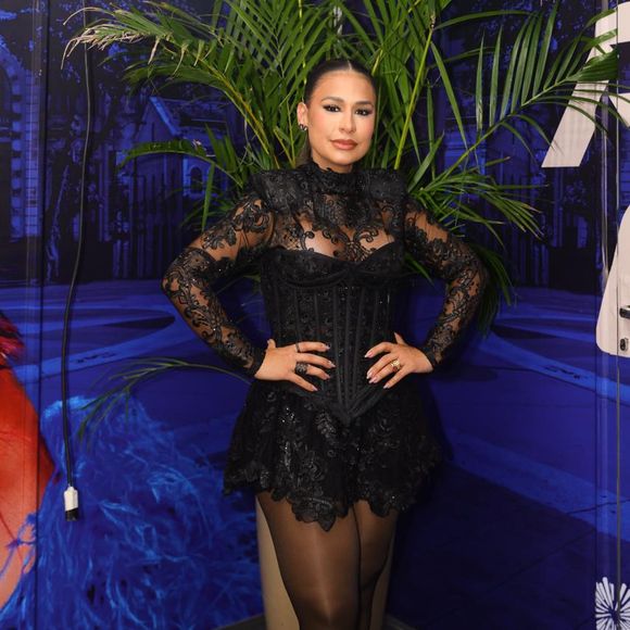 Look de Simone Mendes traz mangas longas transparentes de renda, gola alta e detalhes bordados, que conferiram um ar gótico à produção