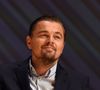 Leonardo DiCaprio adota uma postura reservada, focando intensamente no trabalho e mantendo a privacidade, com uma estratégia de "desaparecer" entre projetos para evitar a superexposição