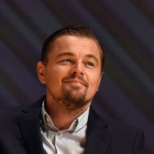 Leonardo DiCaprio adota uma postura reservada, focando intensamente no trabalho e mantendo a privacidade, com uma estratégia de "desaparecer" entre projetos para evitar a superexposição