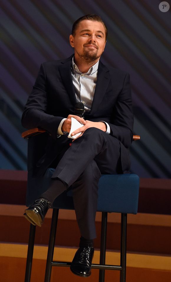 Leonardo DiCaprio adota uma postura reservada, focando intensamente no trabalho e mantendo a privacidade, com uma estratégia de "desaparecer" entre projetos para evitar a superexposição