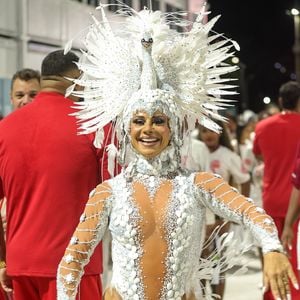 Viviane Araújo arrasou na avenida e deixou seu corpo definido à mostra