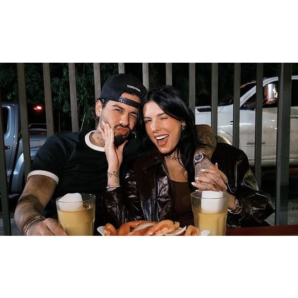 Zé Felipe e Ana Castela começaram a namorar logo após o fim do casamento do cantor com Virgínia