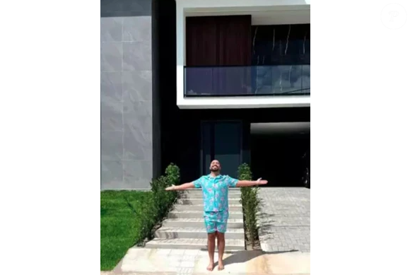 Gil do Vigor, ex-BBB, coloca mansão luxuosa à venda
