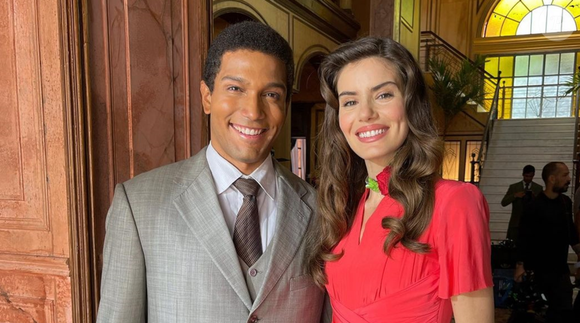 Guto Galvão com Camila Queroz na novela 'Amor Perfeito'. Ator viveu um engenheiro civil na novela de Duca Rachid