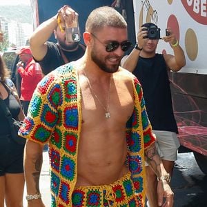Diogo Nogueira no bloco 'Clube do Samba' com sua roupa estilosa, nesta terça-feira (04).