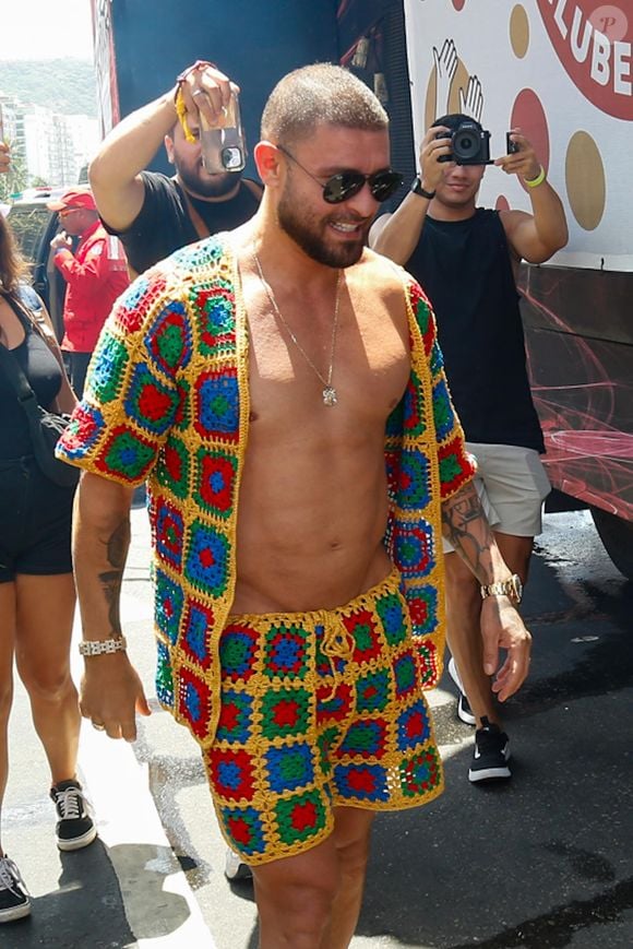 Diogo Nogueira no bloco 'Clube do Samba' com sua roupa estilosa, nesta terça-feira (04).