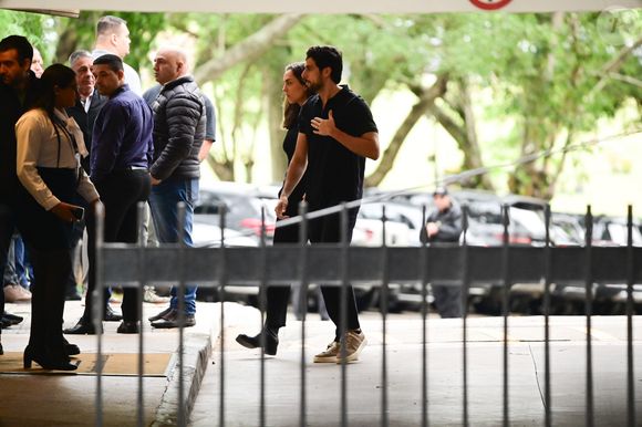 Filha de Faustão, Lara Silva, e o marido, Julinho Casares, foram ao velório da filha de Schynaider Moura