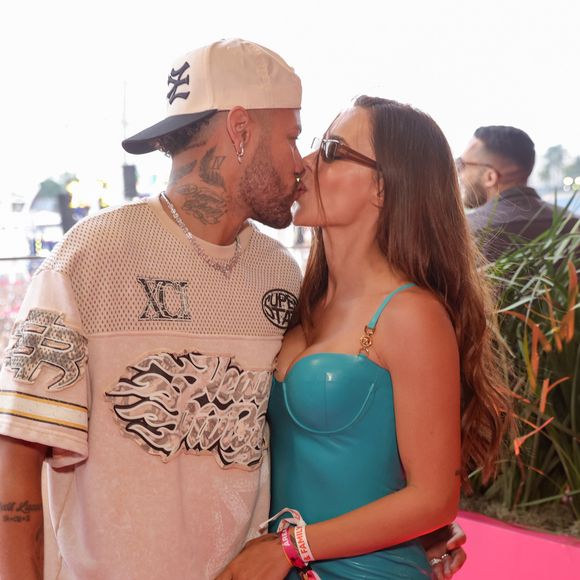 Bruna Biancardi e Neymar beijaram muito e curtiram o show do artista, que é um grande amigo do jogador