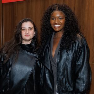 Em clima de romance e muito estilo, Kenya Sade surgiu ao lado da esposa, Thamyres Donadio, na estreia do monólogo de Taís Araújo. O casal esbanjou sintonia e elegância durante a noite de celebração no teatro paulistano