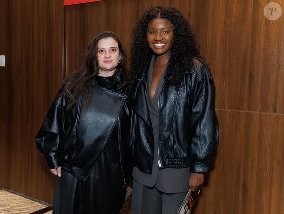 Em clima de romance e muito estilo, Kenya Sade surgiu ao lado da esposa, Thamyres Donadio, na estreia do monólogo de Taís Araújo. O casal esbanjou sintonia e elegância durante a noite de celebração no teatro paulistano