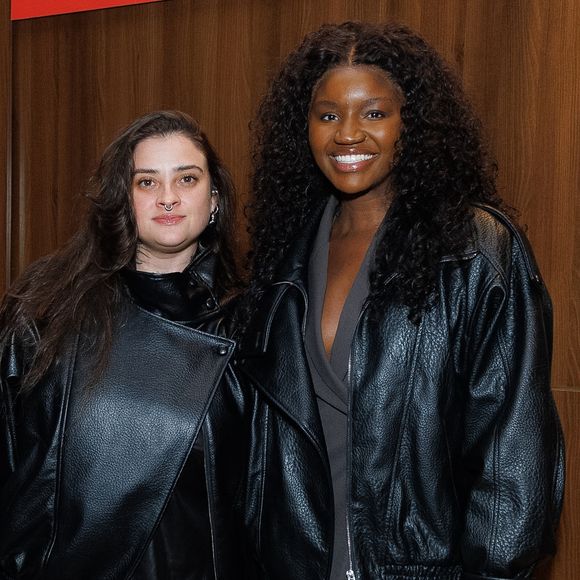 Em clima de romance e muito estilo, Kenya Sade surgiu ao lado da esposa, Thamyres Donadio, na estreia do monólogo de Taís Araújo. O casal esbanjou sintonia e elegância durante a noite de celebração no teatro paulistano