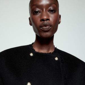 O casaco da Zara pode ser combinado com calças de alfaiataria e jeans, criando produções versáteis para compromissos profissionais e passeios durante a Primavera