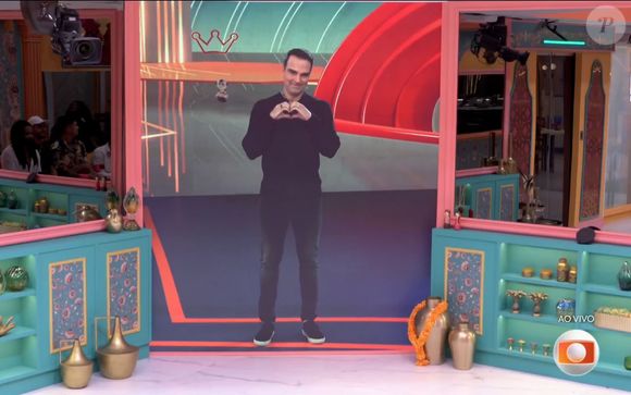 'BBB 25': Tadeu Schmidt fez coraçãozinho para Camilla ao vivo