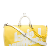 O camisa 10 também optou por uma chamativa Keepall Bandoulière 50 em couro amarelo e branco da Louis Vuitton, acompanhada por um divertido chaveiro que parece ser um dinossauro verde preso à alça