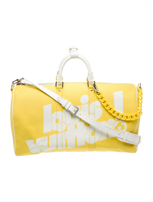 O camisa 10 também optou por uma chamativa Keepall Bandoulière 50 em couro amarelo e branco da Louis Vuitton, acompanhada por um divertido chaveiro que parece ser um dinossauro verde preso à alça